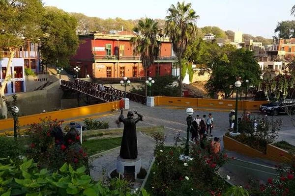 Puente de los Suspiros en Barranco, Lima - Iconic Landmark for Tourists