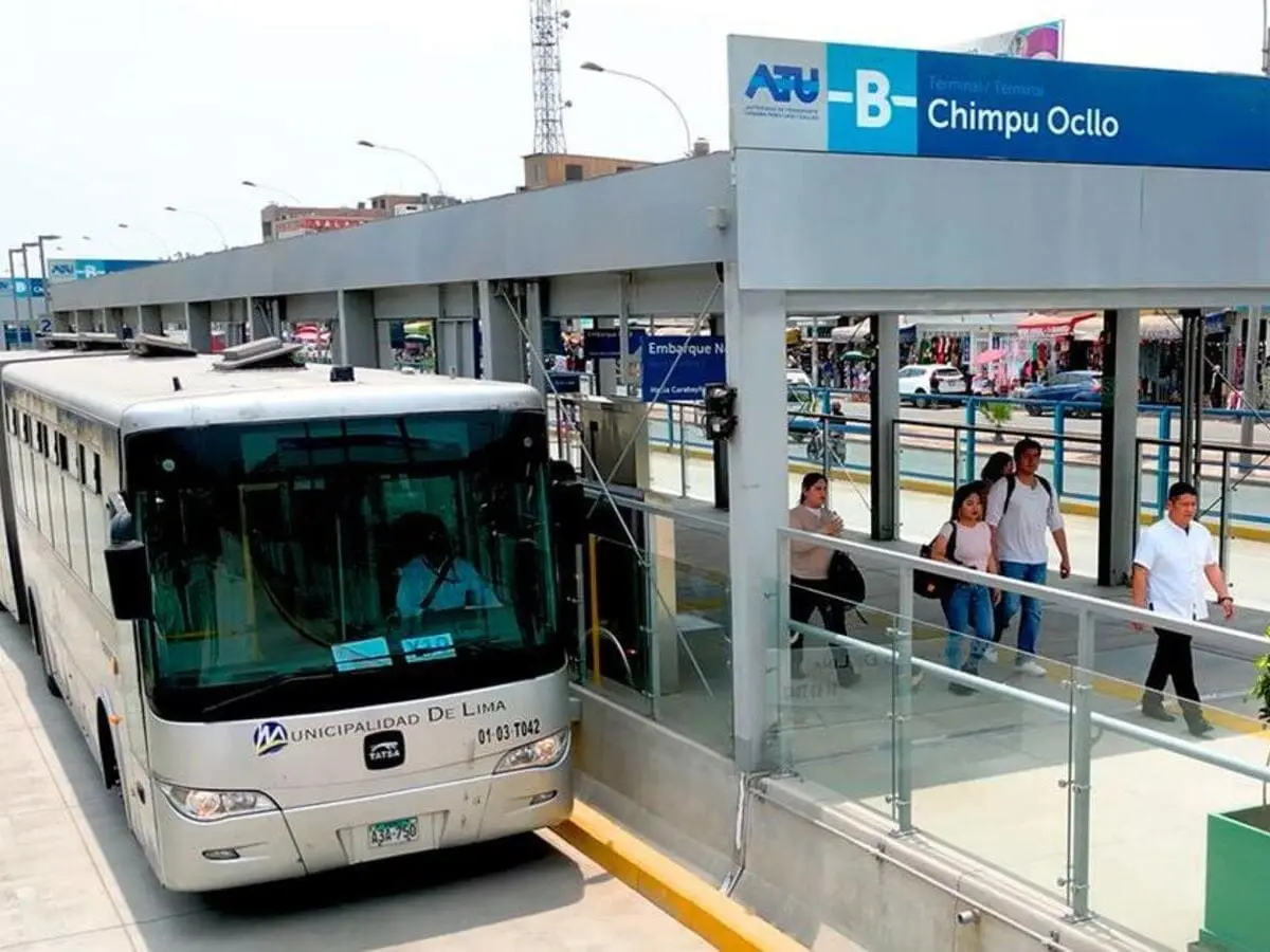 Metropolitano bus system using exclusive lanes in Lima
