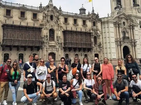 free walking tour lima with tourists at the main square
